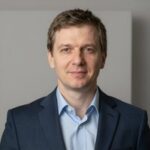 Портрет уверенного бизнесмена компании Ориент Стайл на нейтральном фоне в студийном освещении