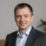 Портрет уверенного бизнесмена компании Ориент Стайл на нейтральном фоне в студийном освещении