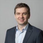 Портрет уверенного бизнесмена компании Ориент Стайл на нейтральном фоне в студийном освещении